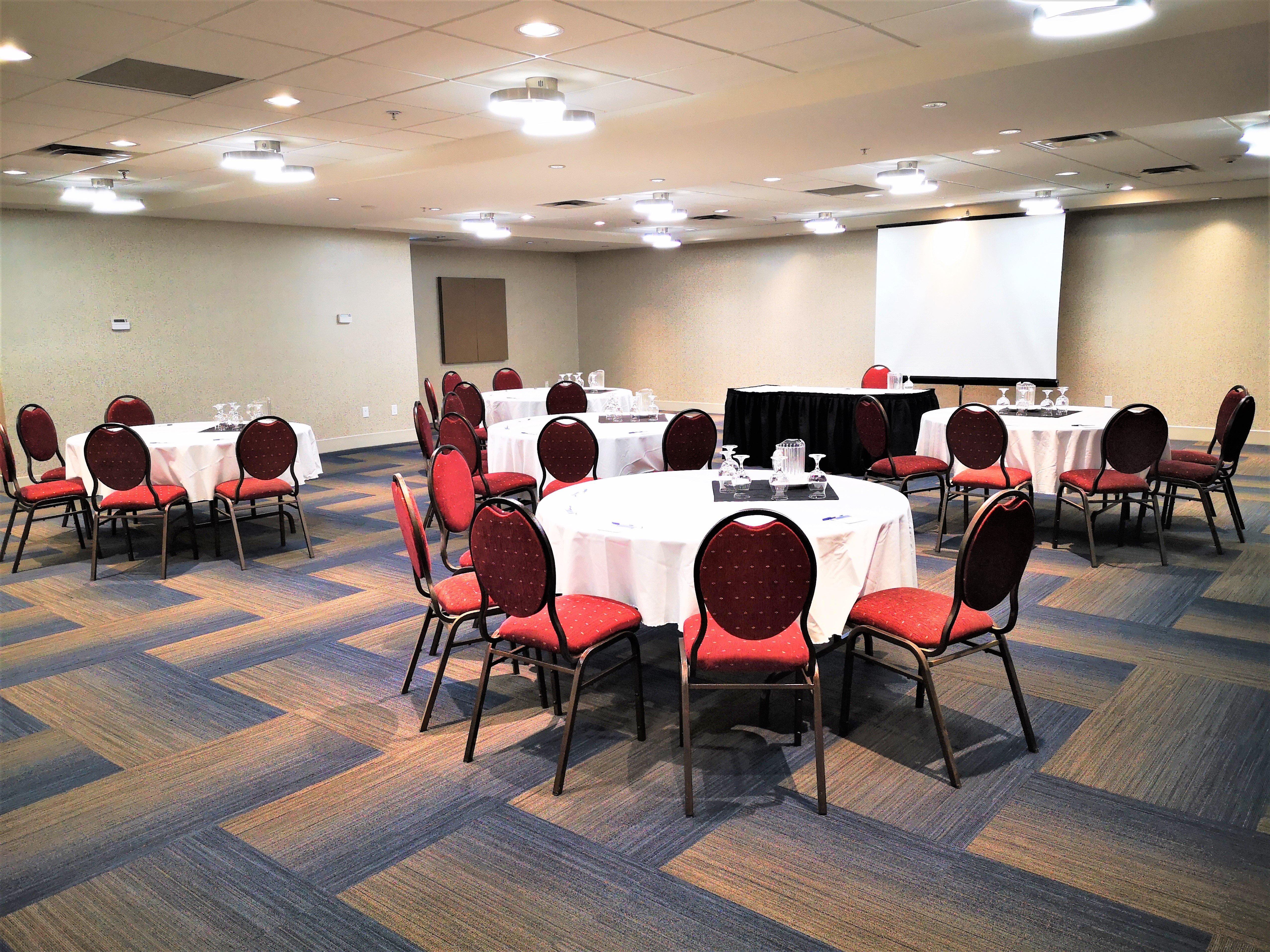Holiday Inn Express And Suites Surrey By Ihg Екстер'єр фото