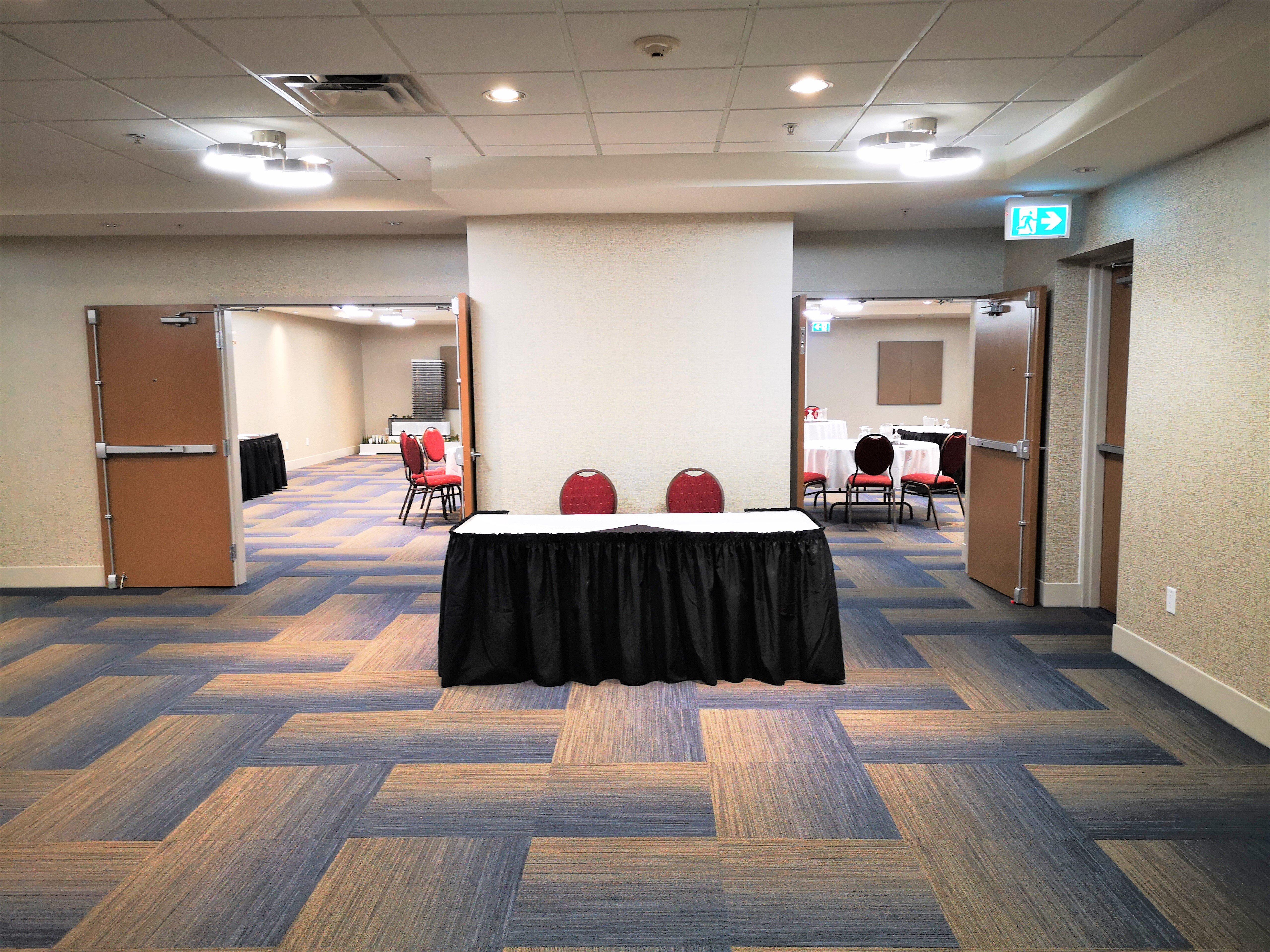 Holiday Inn Express And Suites Surrey By Ihg Екстер'єр фото