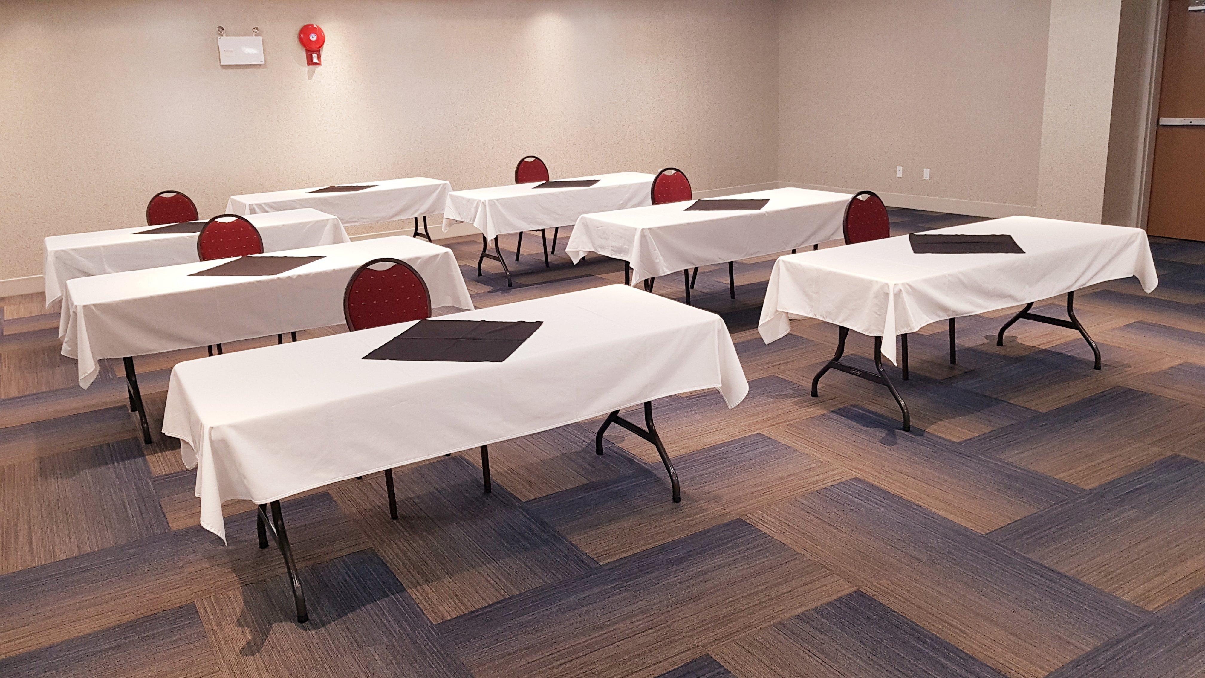 Holiday Inn Express And Suites Surrey By Ihg Екстер'єр фото