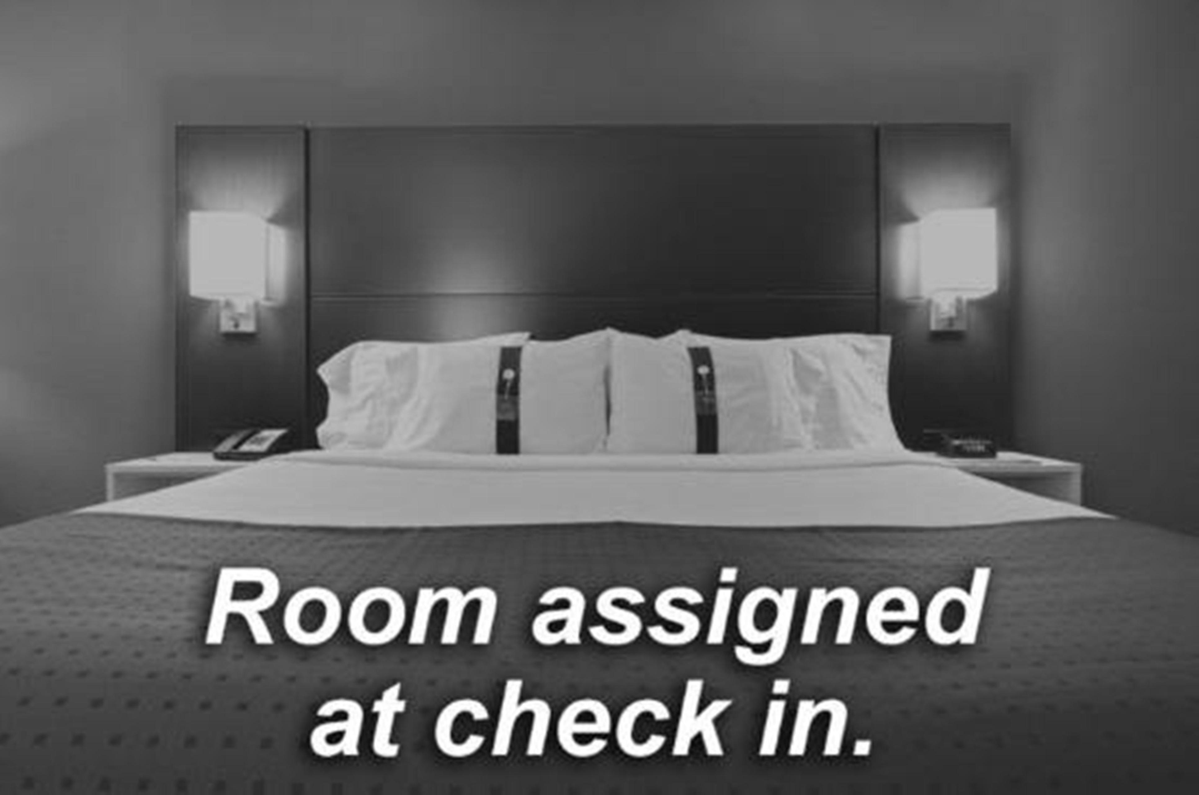 Holiday Inn Express And Suites Surrey By Ihg Екстер'єр фото