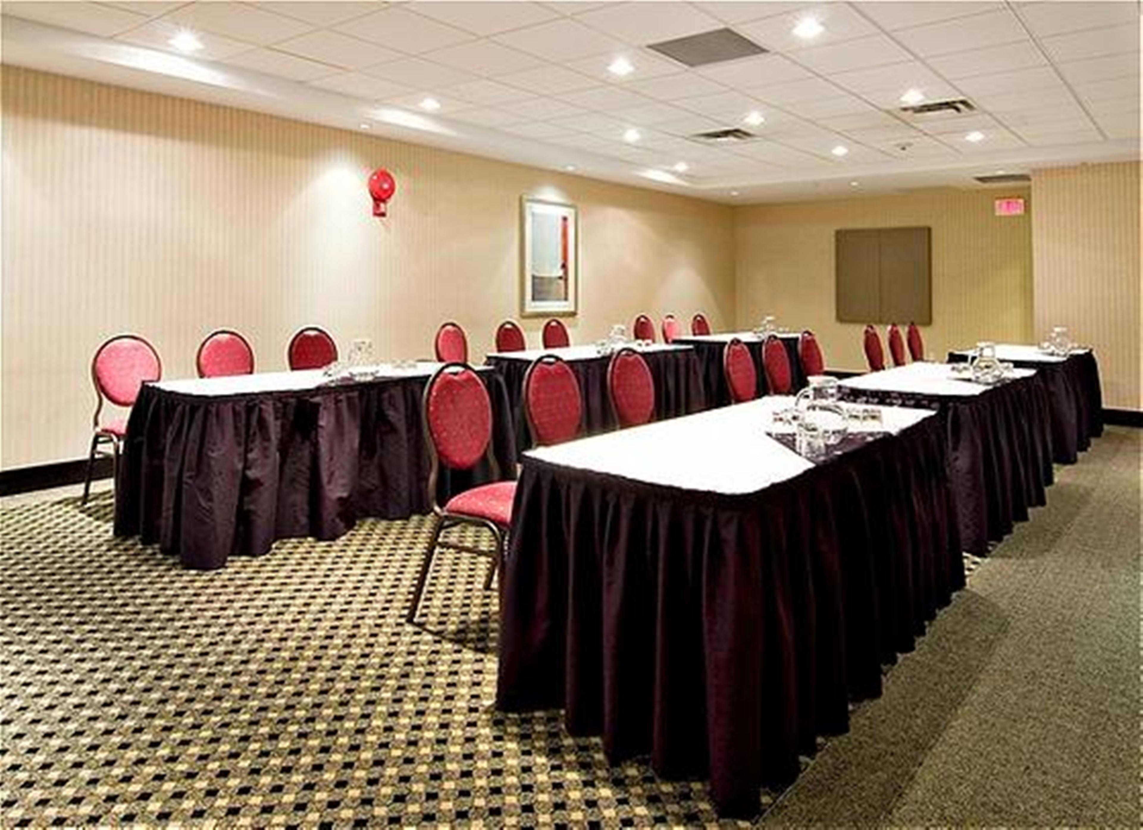Holiday Inn Express And Suites Surrey By Ihg Екстер'єр фото