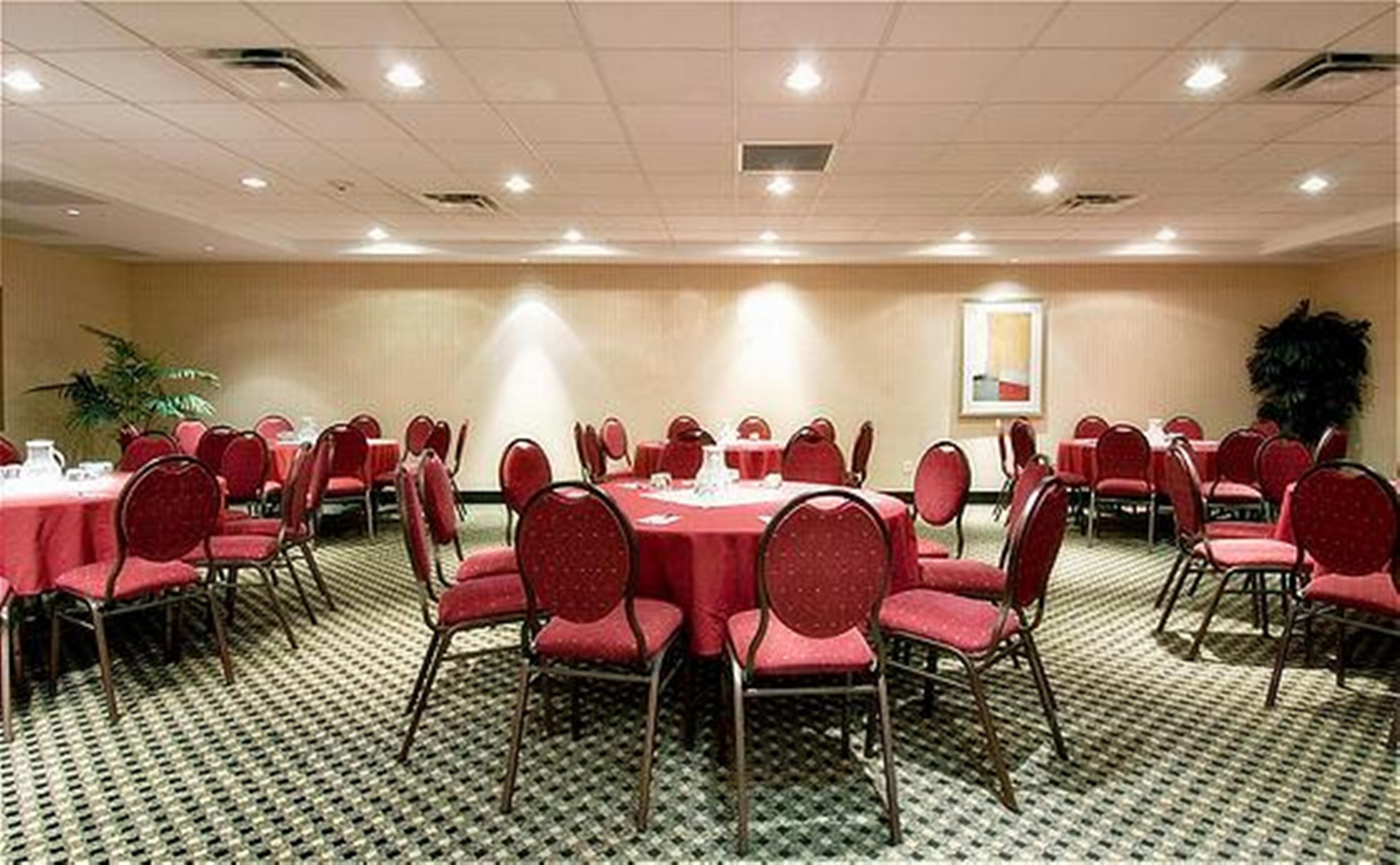 Holiday Inn Express And Suites Surrey By Ihg Екстер'єр фото