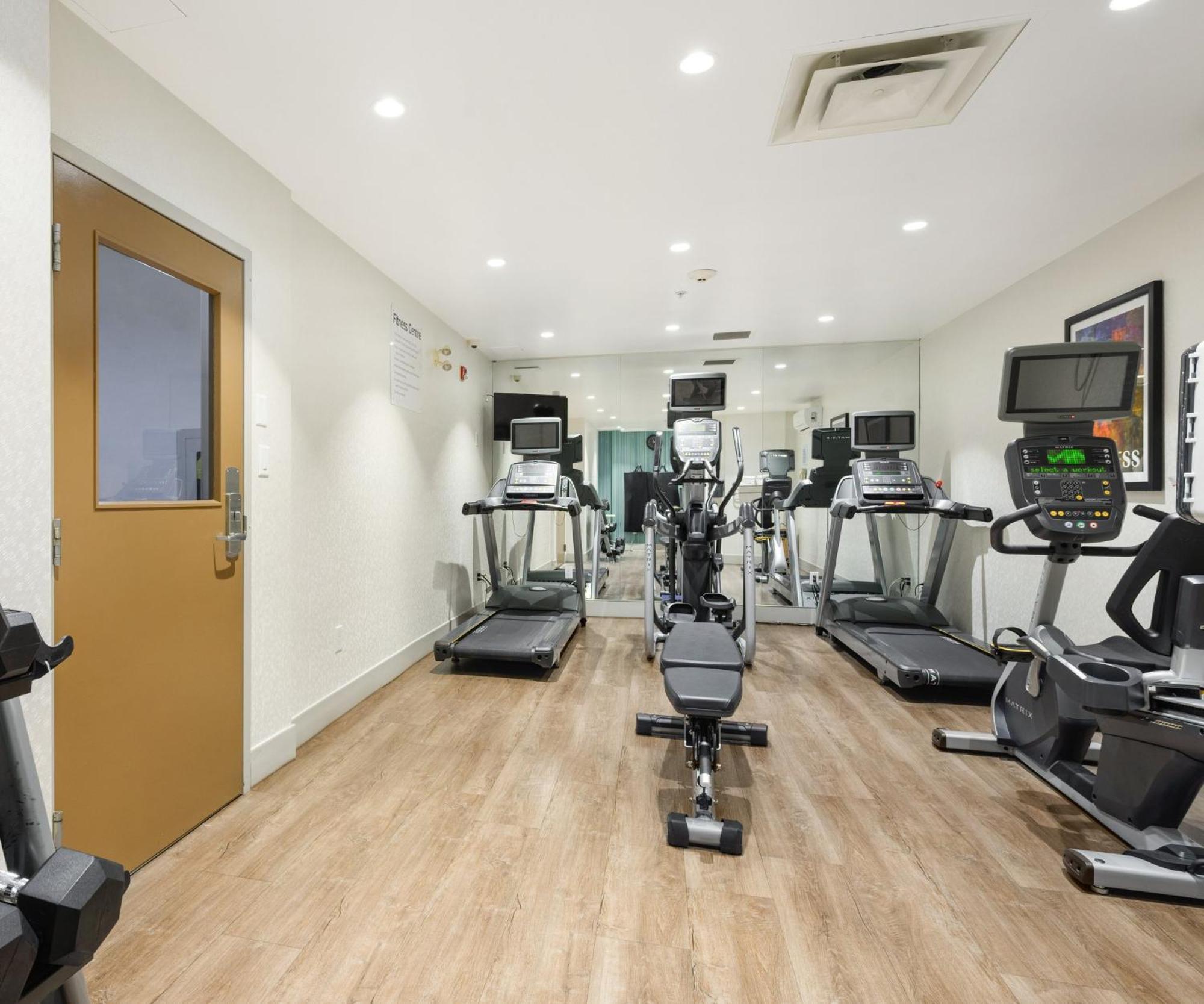 Holiday Inn Express And Suites Surrey By Ihg Екстер'єр фото