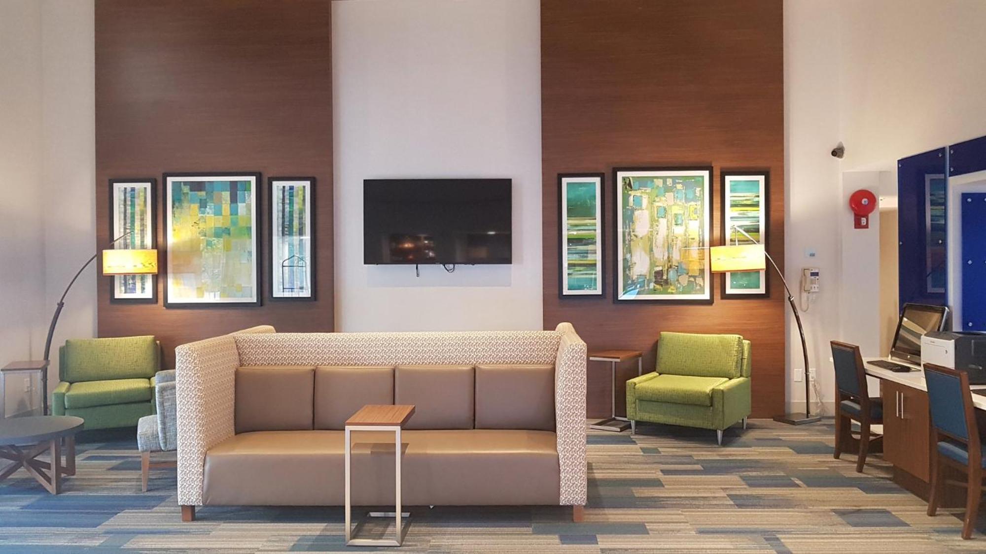 Holiday Inn Express And Suites Surrey By Ihg Екстер'єр фото