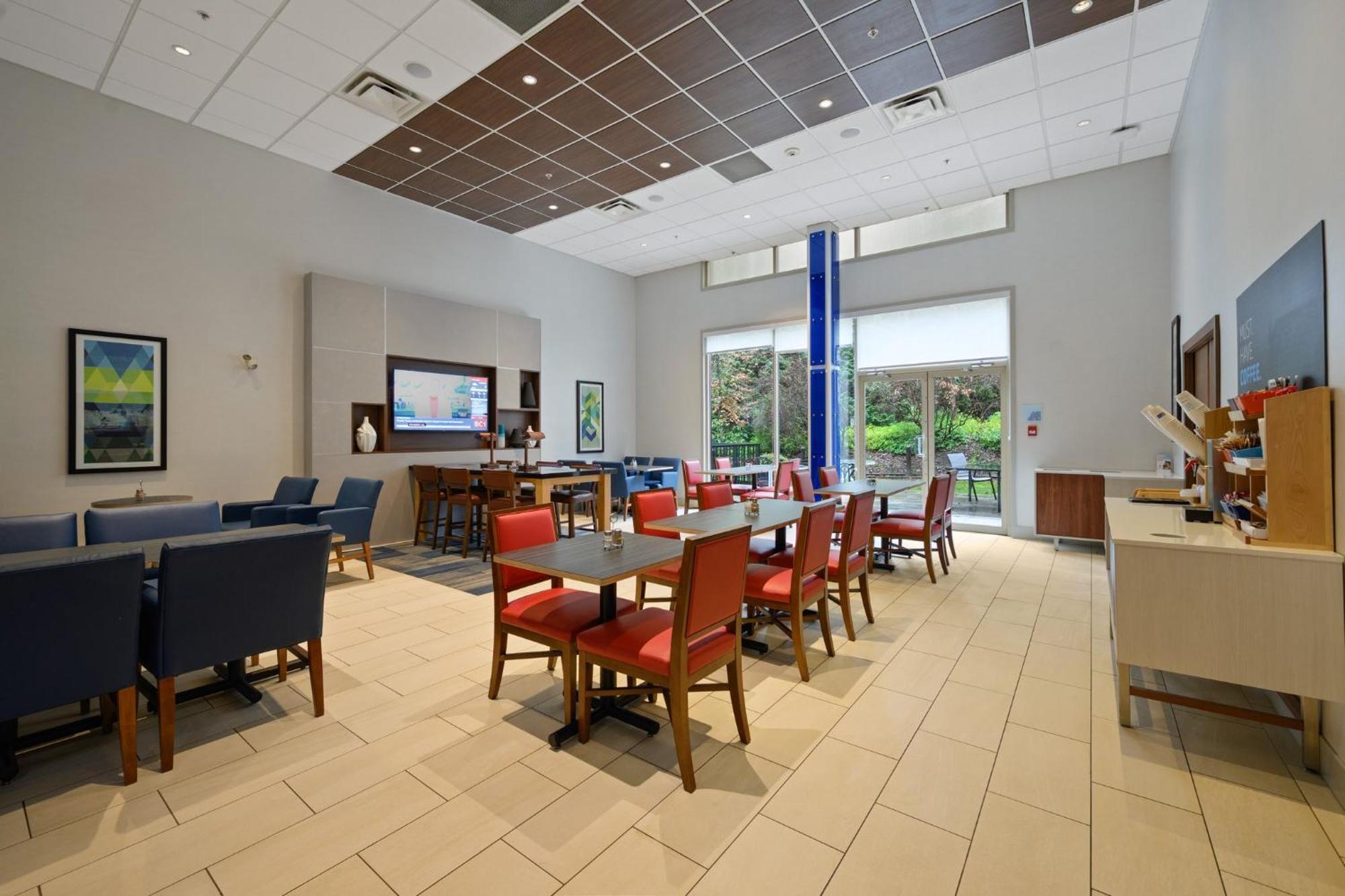 Holiday Inn Express And Suites Surrey By Ihg Екстер'єр фото