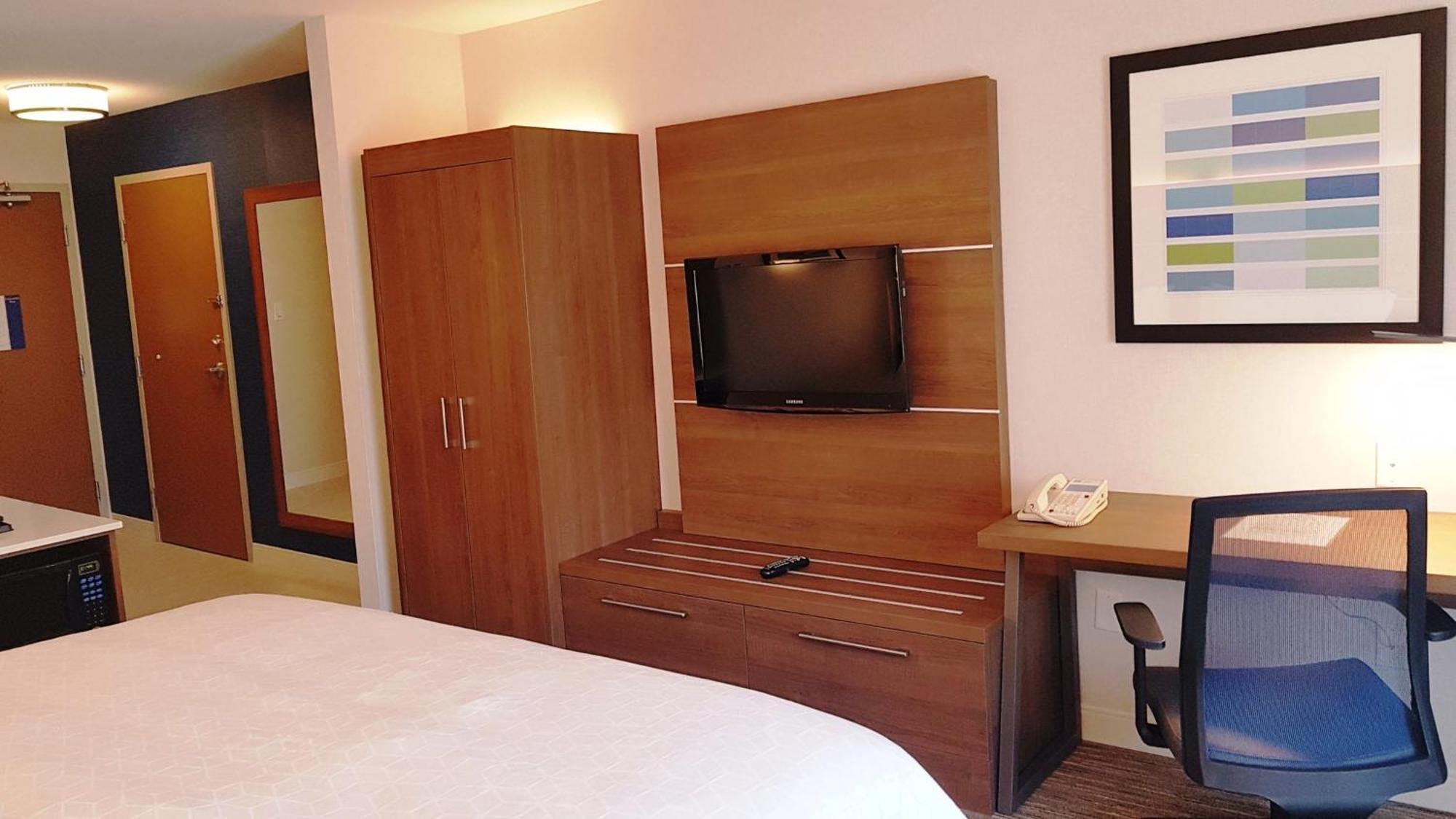 Holiday Inn Express And Suites Surrey By Ihg Екстер'єр фото