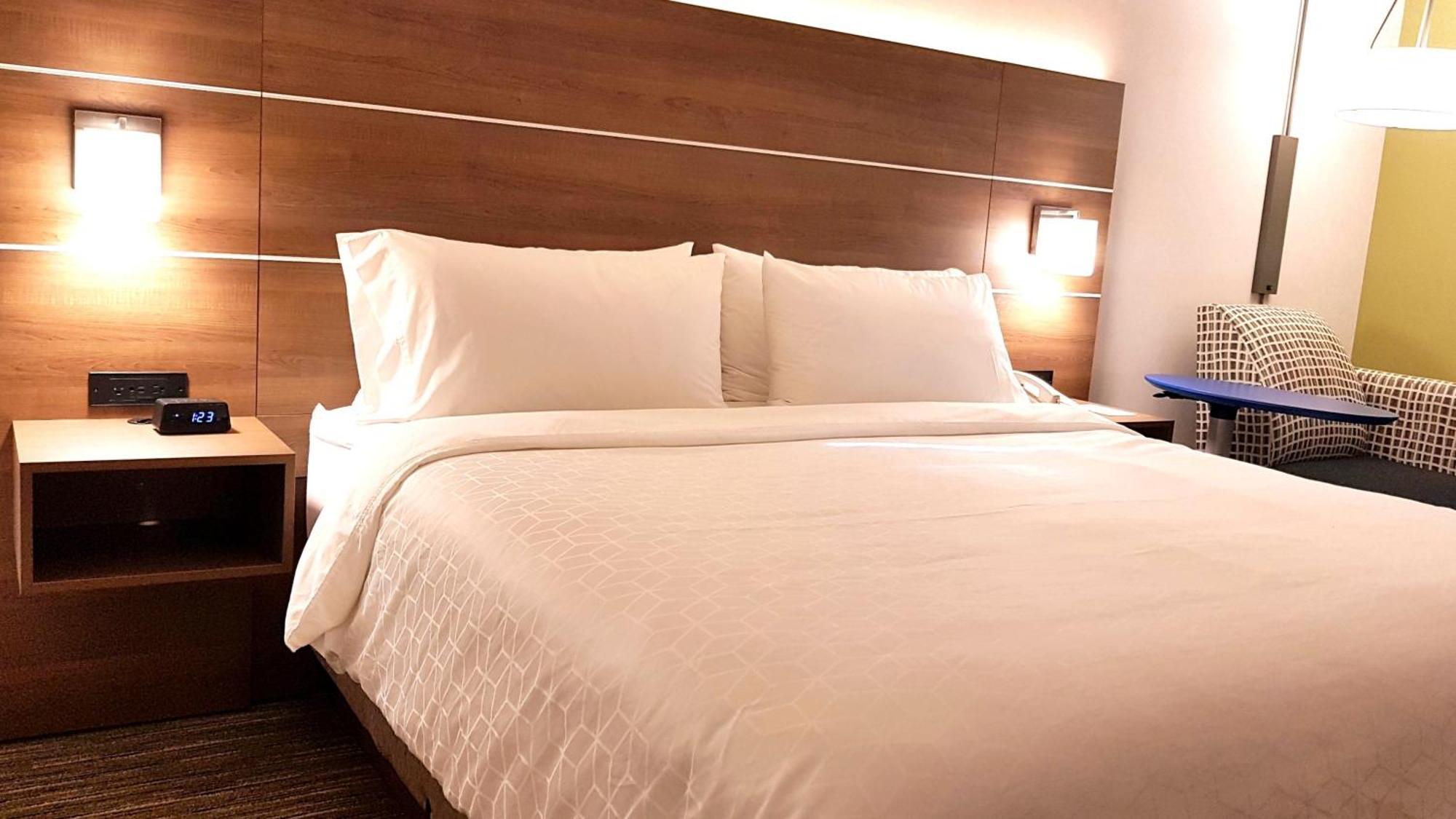 Holiday Inn Express And Suites Surrey By Ihg Екстер'єр фото