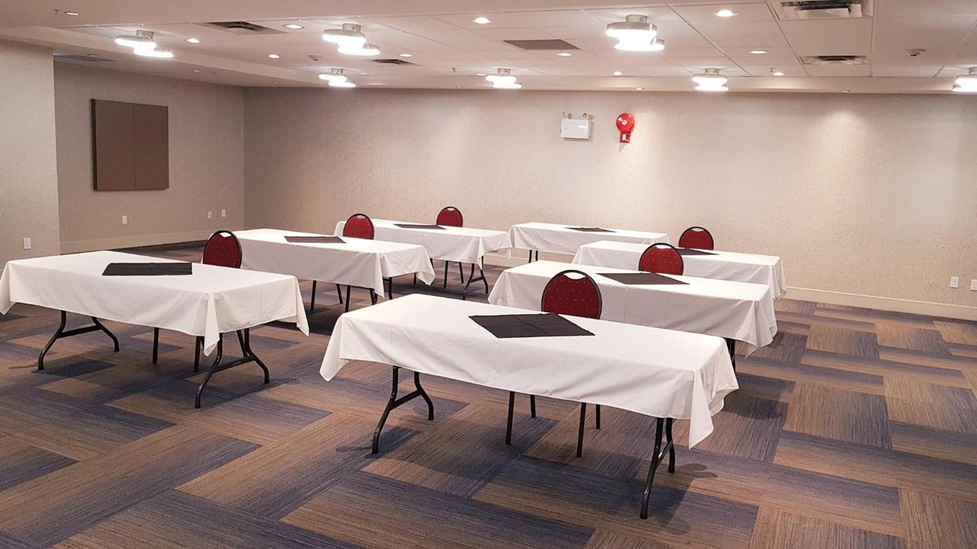 Holiday Inn Express And Suites Surrey By Ihg Екстер'єр фото