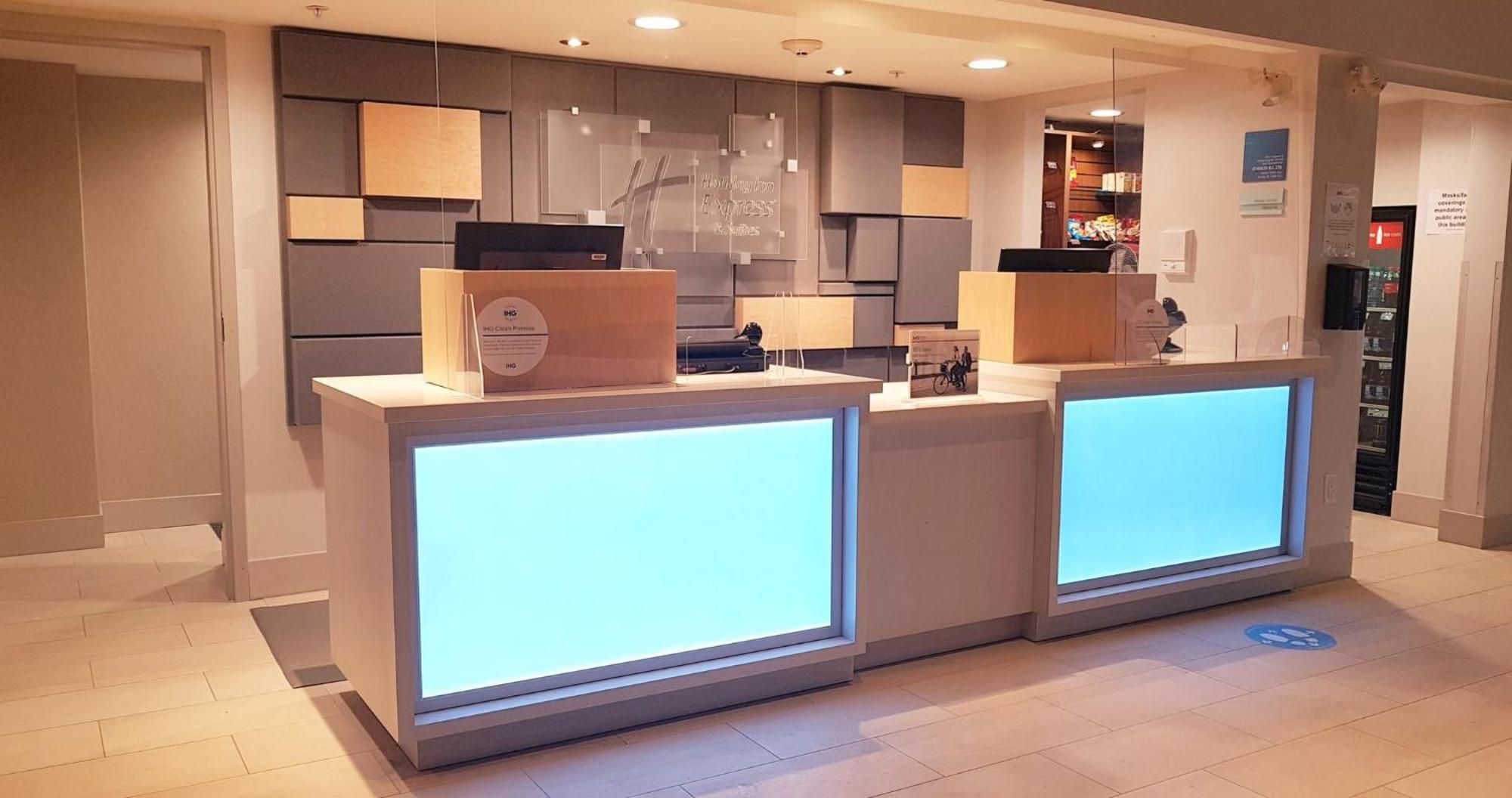 Holiday Inn Express And Suites Surrey By Ihg Екстер'єр фото