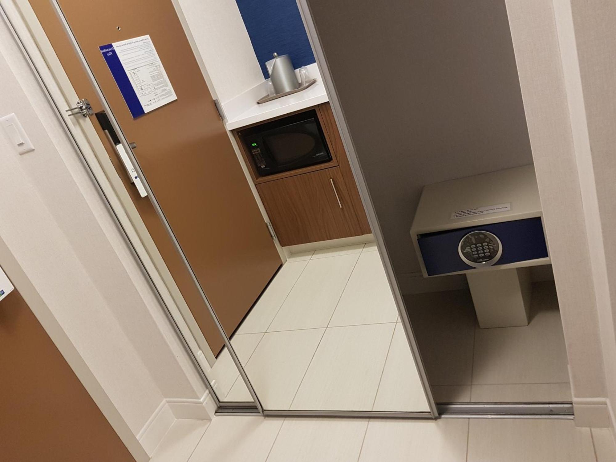 Holiday Inn Express And Suites Surrey By Ihg Екстер'єр фото