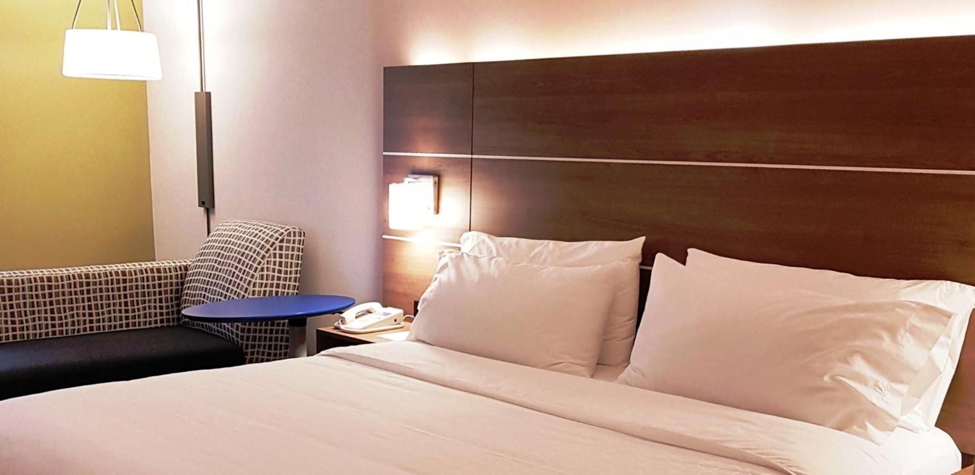 Holiday Inn Express And Suites Surrey By Ihg Екстер'єр фото