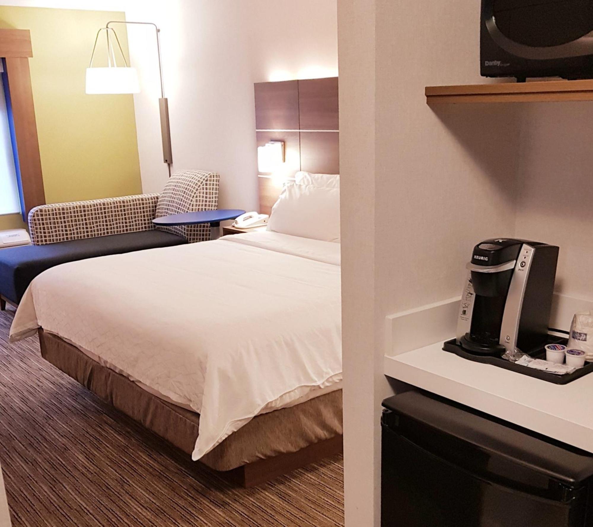 Holiday Inn Express And Suites Surrey By Ihg Екстер'єр фото
