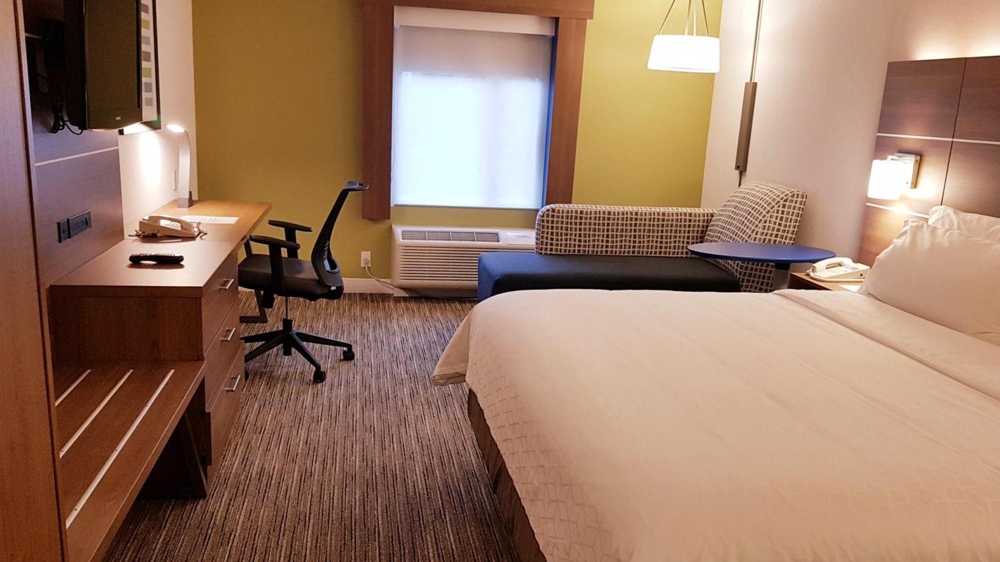 Holiday Inn Express And Suites Surrey By Ihg Екстер'єр фото
