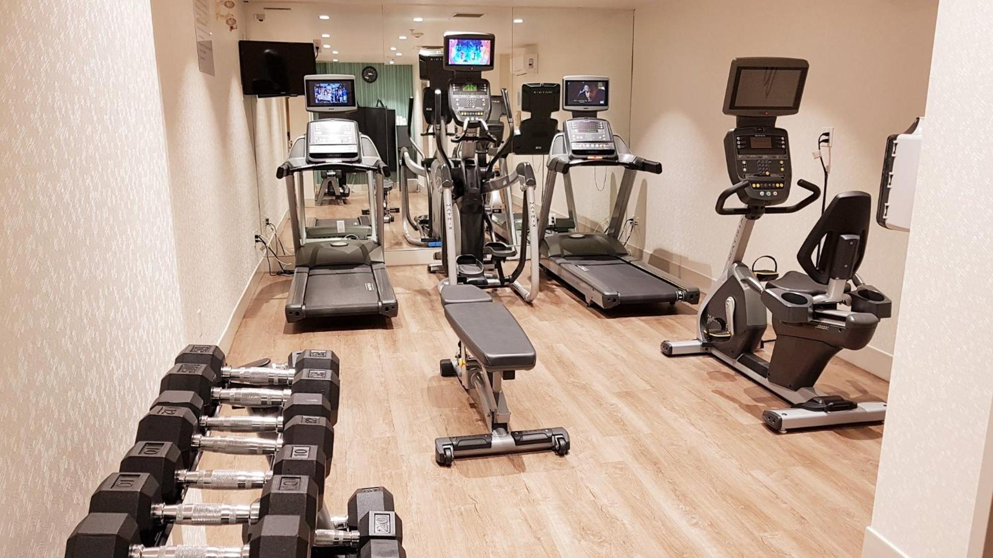 Holiday Inn Express And Suites Surrey By Ihg Екстер'єр фото