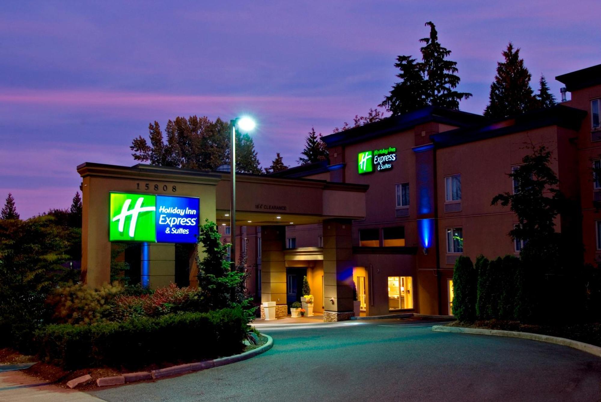 Holiday Inn Express And Suites Surrey By Ihg Екстер'єр фото