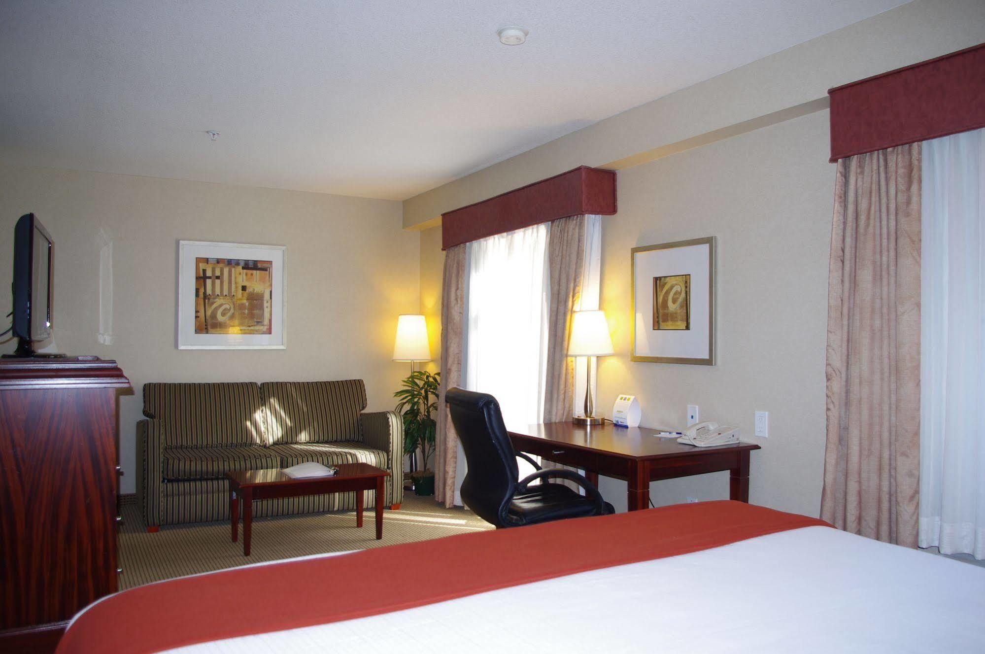 Holiday Inn Express And Suites Surrey By Ihg Екстер'єр фото