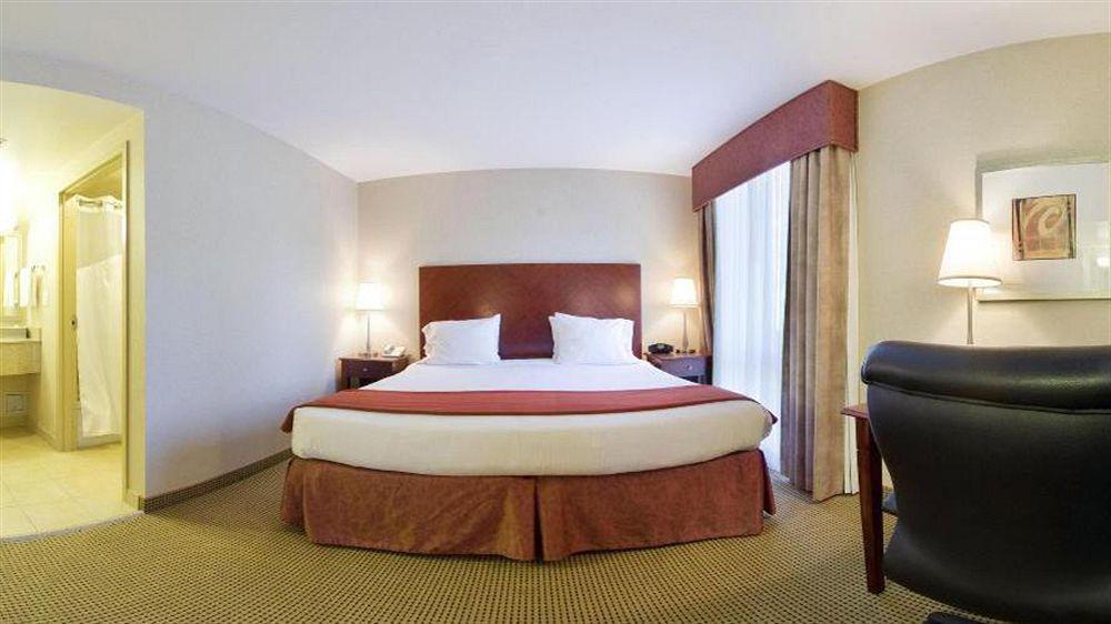 Holiday Inn Express And Suites Surrey By Ihg Екстер'єр фото